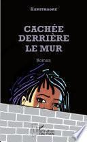 Cachée derrière le mur