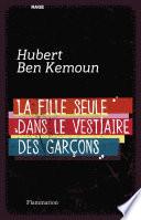 La fille seule dans le vestiaire des garçons