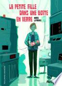 La petite fille dans une boîte en verre