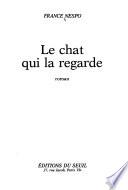 Le chat qui la regarde