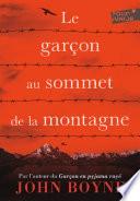 Le garçon au sommet de la montagne