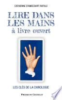 Lire dans les mains à livre ouvert