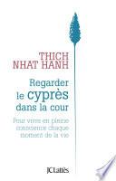 Regarder le cyprès dans la cour