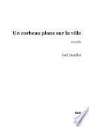 Un corbeau plane sur la ville