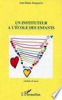 Un instituteur à l'école des enfants
